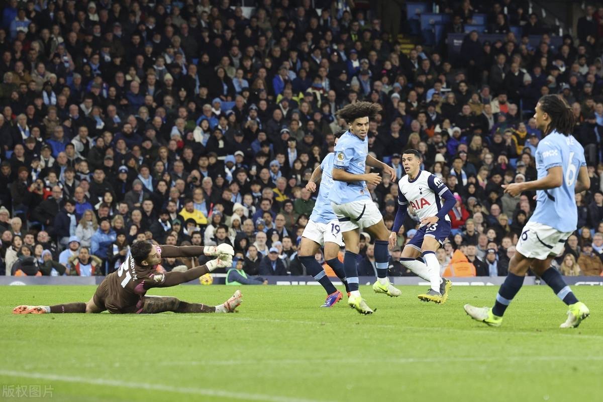 今夜英超焦点战，埃因霍温单刀错失，引发热议，赛季目标并未改变的简单介绍